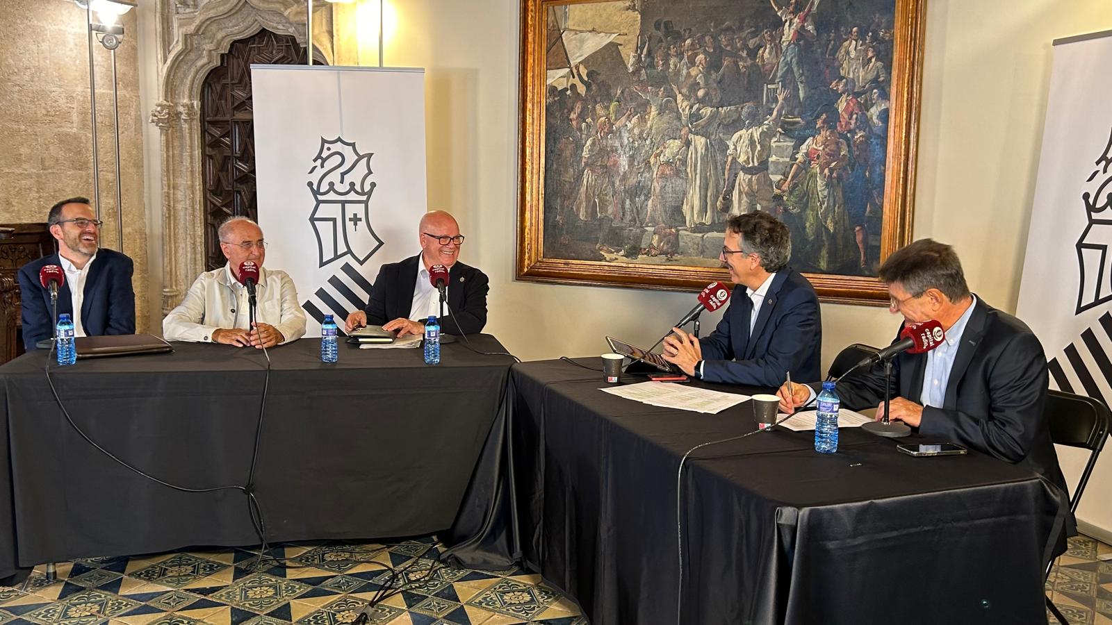 Un instante de la mesa de debate Un instante de la mesa de debate