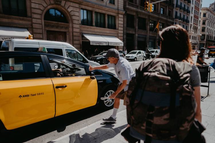 Taxi de Barcelona Photo by Michael Bomke on Unsplash