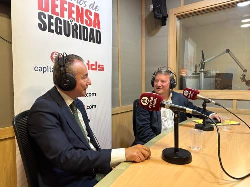 Sergio Sánchez Benítez, director de Relaciones Institucionales de Indra y Rafael Moreno, coordinador de comunicación de Defensa de Tedae y Dircom de Santa Bárbara Sistemas Sergio Sánchez Benítez, director de Relaciones Institucionales de Indra y Rafael Moreno, coordinador de comunicación de Defensa de Tedae y Dircom de Santa Bárbara Sistemas