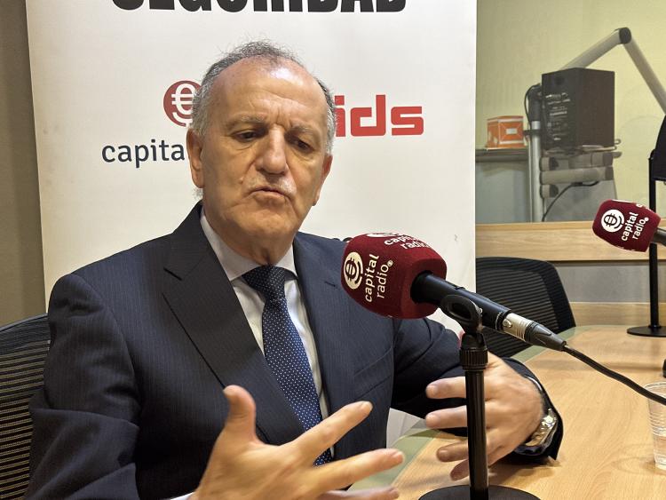 Teniente General César Simón durante la entrevista Teniente General César Simón durante la entrevista