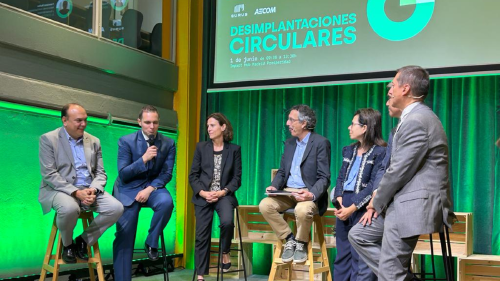 De izquierda a derecha: César Asensio, director de Sostenibilidad y Medio Ambiente en España y Portugal de AECOM; Jorge López, director de Sostenibilidad de Surus; Belén Ciriza, directora de Proyectos Especiales de Cepsa; Luis Vicente Muñoz, CEO de Capital Radio; Icíar Fernández Regatillo, gestor sénior de Desarrollo Ambiental en la Dirección de Sostenibilidad de Repsol; Juan Luis Domínguez, Head of Project Execution de Siemens Energy; y Francisco Núñez, Relaciones Institucionales y Sostenibilidad en El Corte Inglés. De izquierda a derecha: César Asensio, director de Sostenibilidad y Medio Ambiente en España y Portugal de AECOM; Jorge López, director de Sostenibilidad de Surus; Belén Ciriza, directora de Proyectos Especiales de Cepsa; Luis Vicente Muñoz, CEO de Capital Radio; Icíar Fernández Regatillo, gestor sénior de Desarrollo Ambiental en la Dirección de Sostenibilidad de Repsol; Juan Luis Domínguez, Head of Project Execution de Siemens Energy; y Francisco Núñez, Relaciones Institucionales y Sostenibilidad en El Corte Inglés.