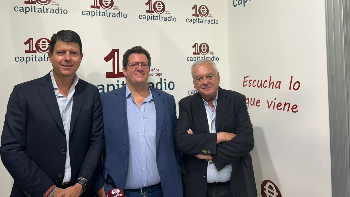 Fernando Suárez, director de Software de IBM España; Elías Zamora, CDO del Sevilla Fútbol Club; y José Joaquín Flechoso. Fernando Suárez, director de Software de IBM España; Elías Zamora, CDO del Sevilla Fútbol Club; y José Joaquín Flechoso.