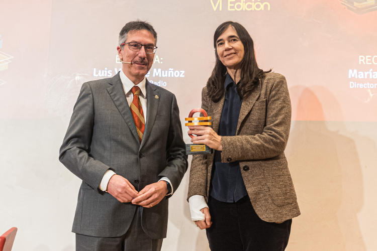 Luis Vicente Muñoz entrega el Premio Especial a la Excelencia a la científica María Blasco en la gala de los VI Premios Capital Radio