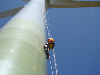 Tecnico de mantenimiento escalando