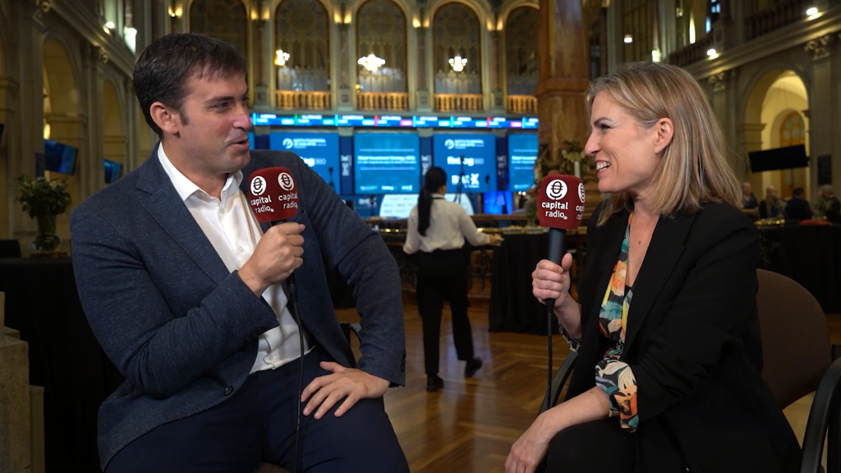 Javier Pastor (Bit2Me) y Laura Blanco (Capital Radio) en el Palacio de la Bolsa de Madrid.