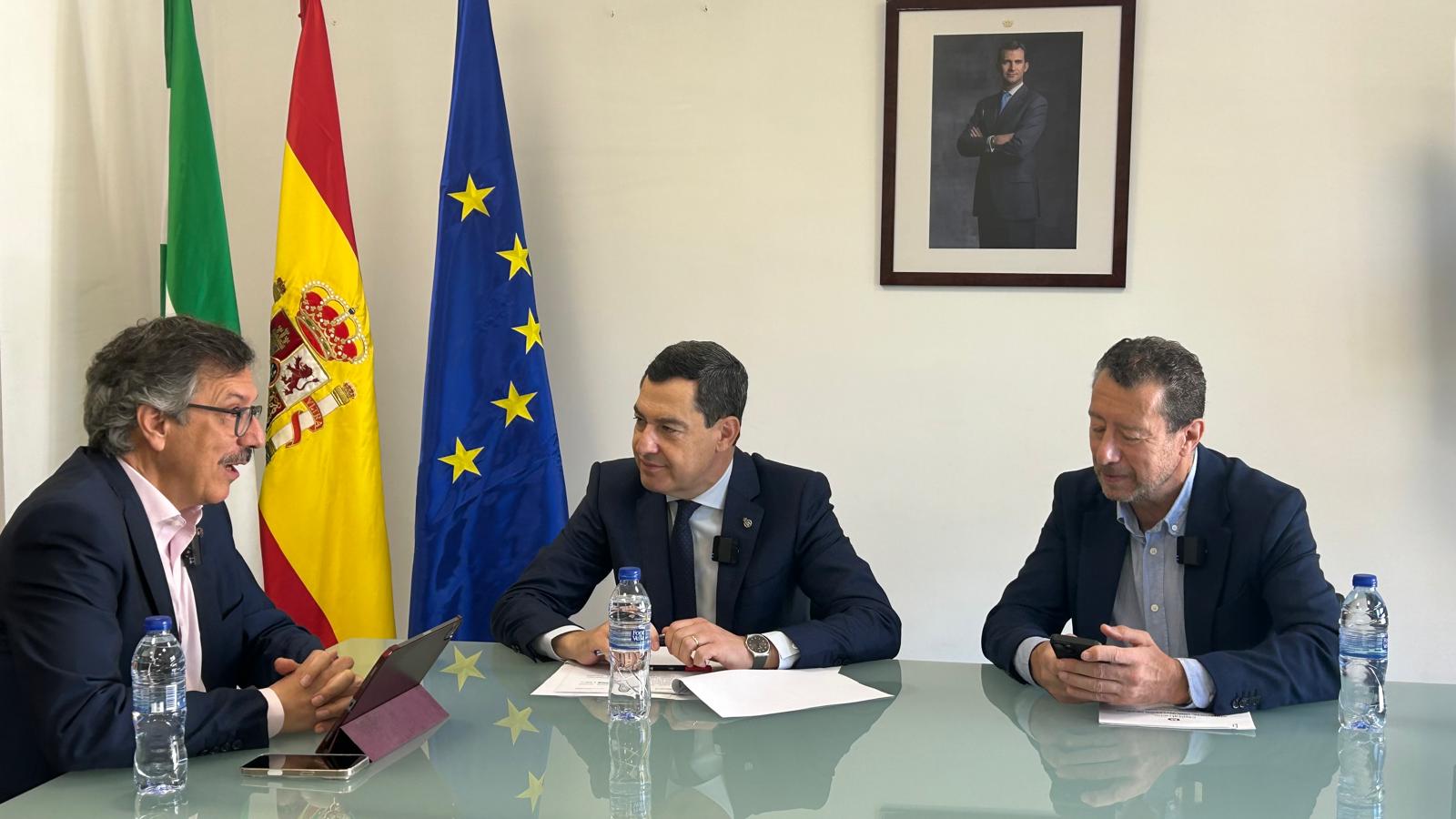 Luis Vicente Muñoz, CEO de Capital Radio; Juan Manuel Moreno Bonilla, presidente de la Junta de Andalucía; y Federico Quevedo, director de El Balance.
