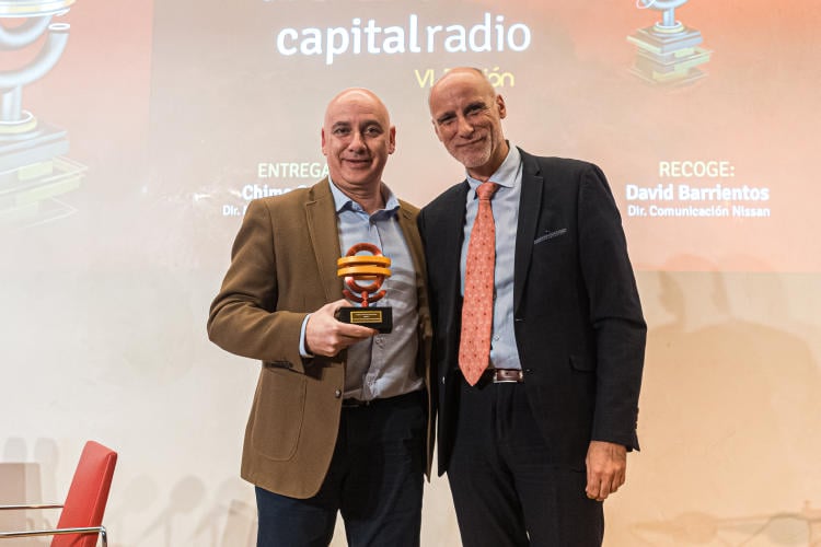 David Barrientos, de Nissan, recibe el Premio a la Excelencia Empresarial en Sostenibilidad de manos de Chimo Ortega, director de Movilidad sobre Ruedas