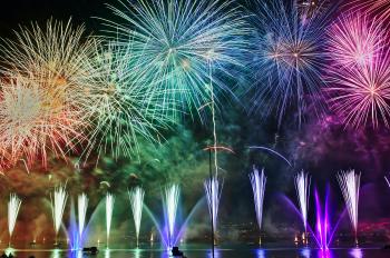 Fuegos artificiales   Photo by Nicolas Tissot on Unsplash Fuegos artificiales   Photo by Nicolas Tissot on Unsplash