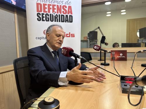 Teniente General César Simón durante la entrevista Teniente General César Simón durante la entrevista