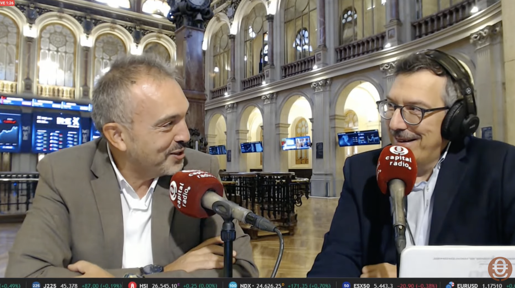 José María Luna en el consultorio de Fondos de Inversión con Luis Vicente Muñoz