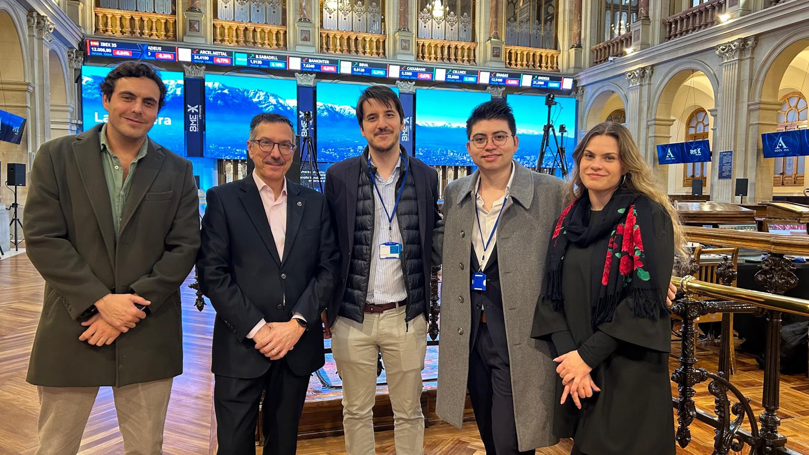 Parte del equipo de Banco BiG España con dos de los ganadores del Capital Trading Race. Parte del equipo de Banco BiG España con dos de los ganadores del Capital Trading Race.