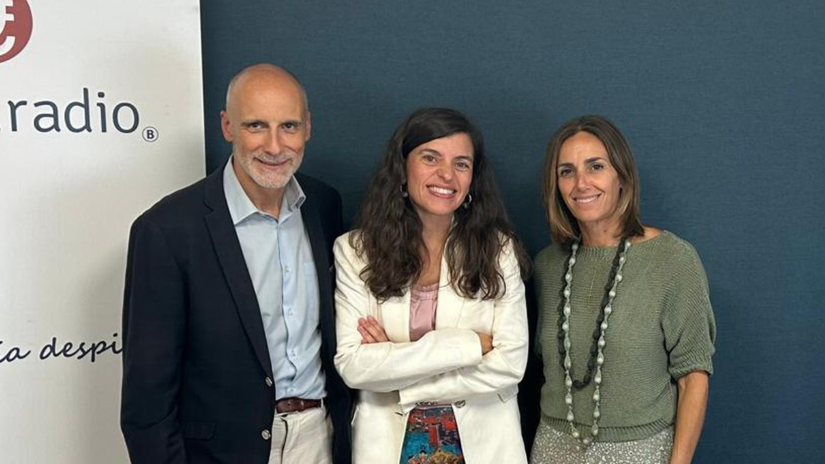 Chimo Ortega, director de Movilidad sobre Ruedas en Capital Radio; Pilar Arrayás, directora de Cartón Circular; e Isabel López Rivadulla, directora de Comunicación de Signus Ecovalor. Chimo Ortega, director de Movilidad sobre Ruedas en Capital Radio; Pilar Arrayás, directora de Cartón Circular; e Isabel López Rivadulla, directora de Comunicación de Signus Ecovalor.