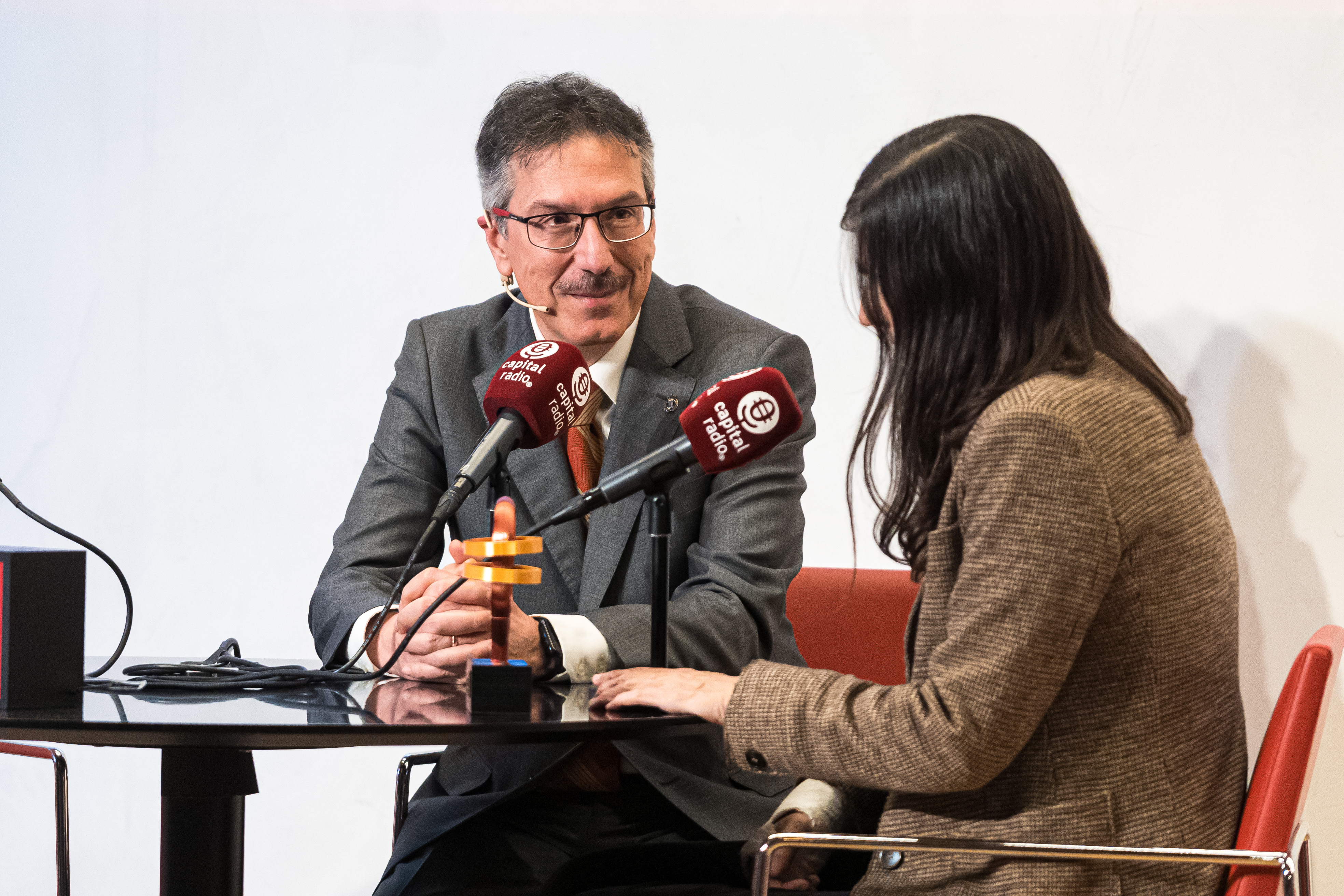 Luis Vicente Muñoz con la científica María Blasco en la gala de los VI Premios Capital Radio