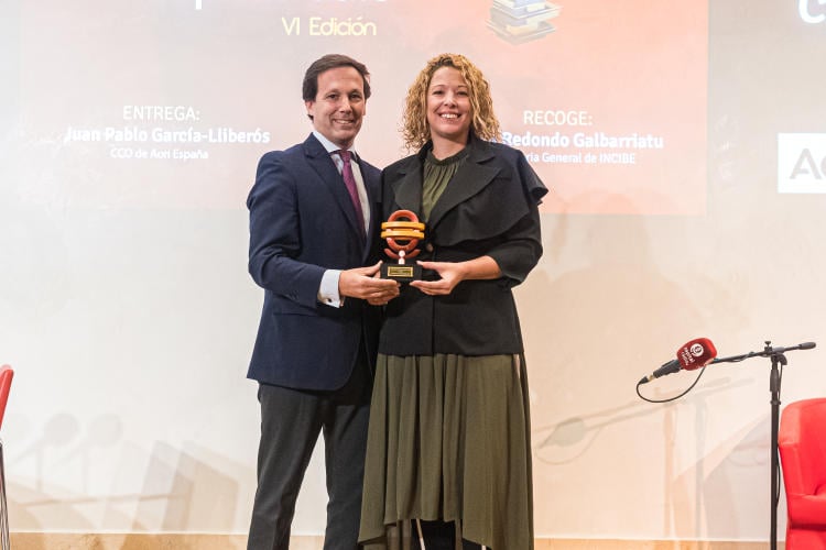Carla Redondo, SG de INCIBE, recibe el Premio a la Excelencia en Ciberseguridad de mano de Juan Pablo García Lliberós, CCO de AON España