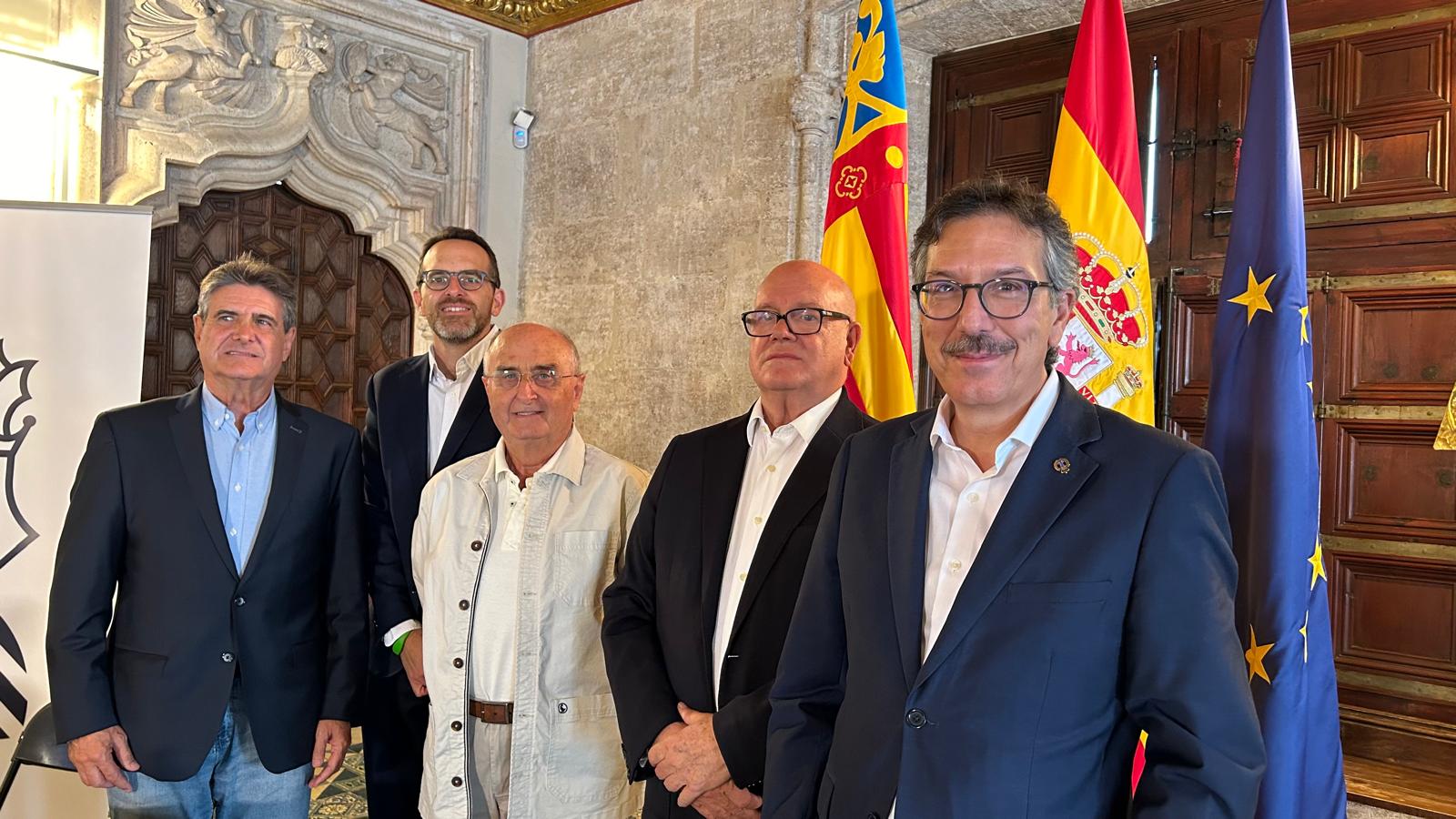 Eduardo Alcalde, director de Aquí se Emprende; Vicente Palomo, coordinador técnico de la Oficina del Comisionado del Gobierno para el Corredor Mediterráneo (INECO); Francisco García, técnico ferroviario asesor del Movimiento #QuieroCorredor; Manuel Ríos, director general de Transporte y Logística de la Generalitat Valenciana; y Luis Vicente Muñoz, CEO de Capital Radio.