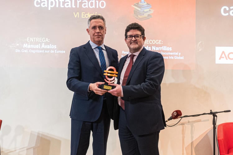 Andrés Narrillos, de Iris Global del Grupo Santalucía, recibe el Premio a la Excelencia en Innovación Tecnológica y Transformación Social de mano de Manuel Ávalos, DG Cognizant para el sur de Europa