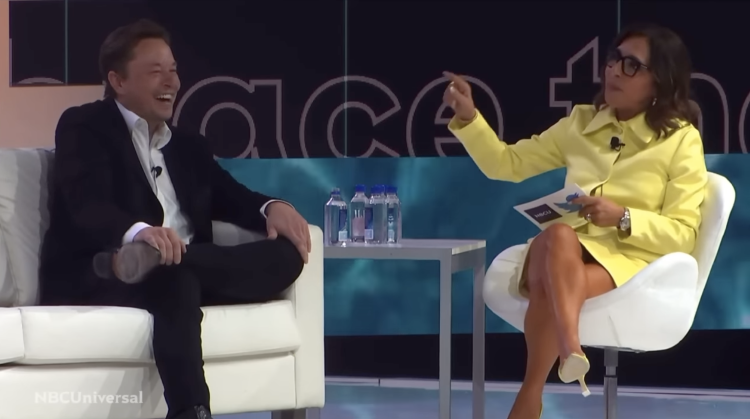 Elon Musk durante una entrevista con Linda Yaccarino