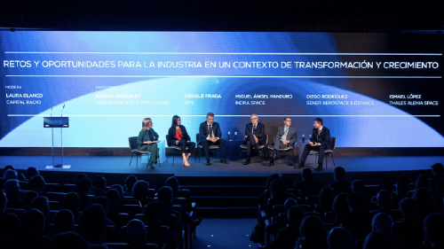 De izquierda a derecha: Laura Blanco, Raquel González (Airbus), Enrique Fraga (GMV), Miguel Ángel Panduro (Indra), Diego Rodríguez (Sener) e Ismael López (Thales) De izquierda a derecha: Laura Blanco, Raquel González (Airbus), Enrique Fraga (GMV), Miguel Ángel Panduro (Indra), Diego Rodríguez (Sener) e Ismael López (Thales)