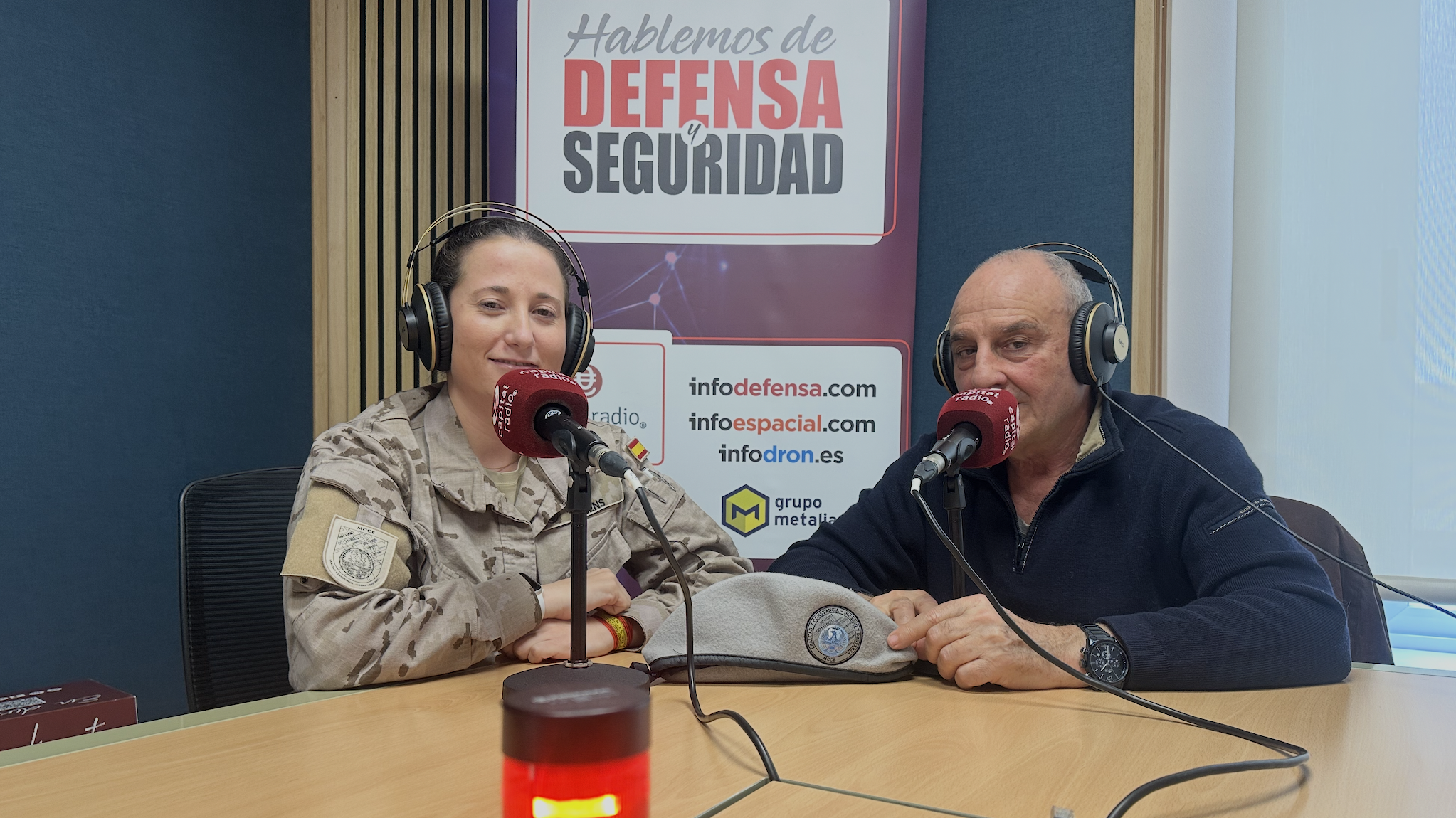 Alejandra Vicens, Sargento de la Armada destinada al Mando Conjunto del Ciberespacio y Enrique P&eacute;rez de Tena, Capital de Fragata retirado, asesor de relaciones internacionales del Mando Conjunto del Ciberespacio