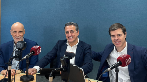 Chimo Ortega, director de Movilidad sobre Ruedas en Capital Radio; Adolfo Agudo, Head of Partnerships en Ayvens; y Pablo de la Pedraja, responsable de Desarrollo de Negocio en Banca de Empresas y Corporativa en BBVA. Chimo Ortega, director de Movilidad sobre Ruedas en Capital Radio; Adolfo Agudo, Head of Partnerships en Ayvens; y Pablo de la Pedraja, responsable de Desarrollo de Negocio en Banca de Empresas y Corporativa en BBVA.