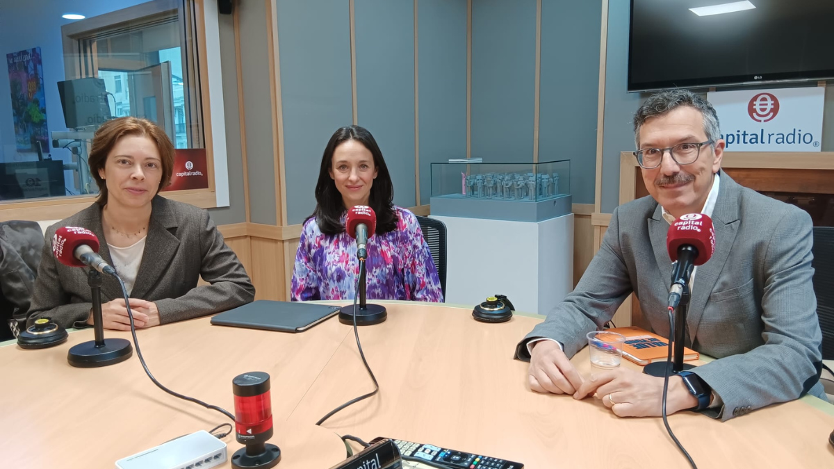 Beatriz Alonso, directora de Sostenibilidad de Surus.; Beatriz Lozano, Head of Public Affairs &amp; RSC Roche Farma España; y Luis Vicente Muñoz, CEO de Capital Radio.