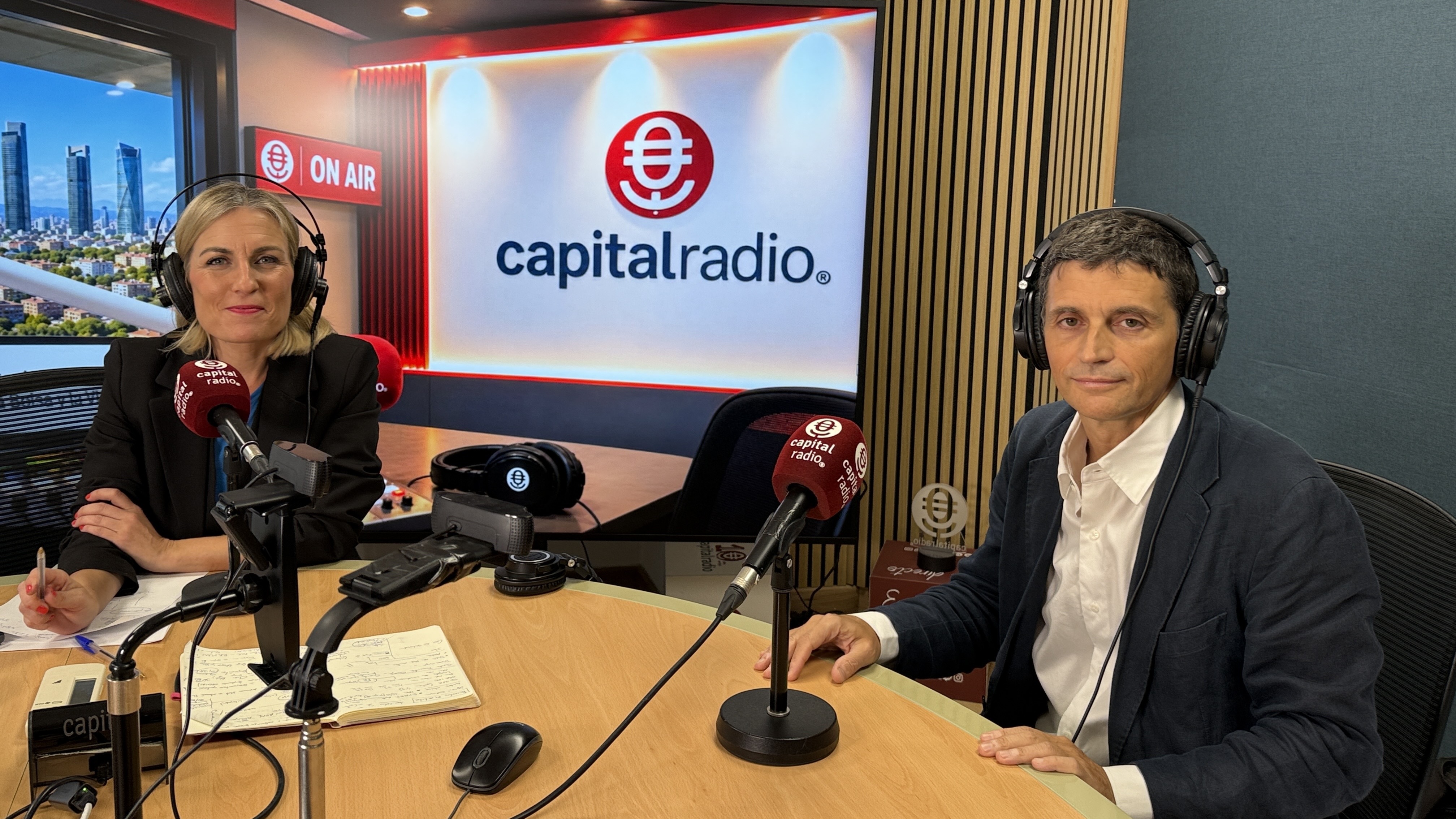 Laura Blanco, directora de Contenidos de Capital Radio; y Borja Su&aacute;rez, Secretario de Estado de Seguridad Social.