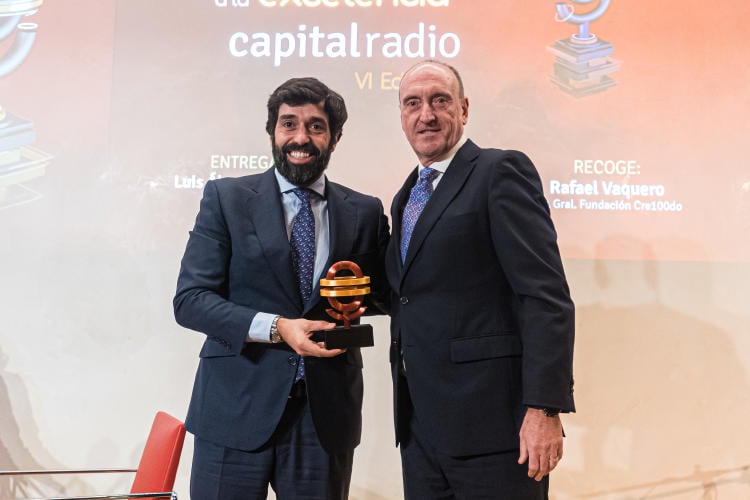 Rafael Vaquero, DG Fundación Cre100do, recibe el premio a la Excelencia en la Internacionalización de la Empresa Española de manos de Luis Álvarez Soto, director del programa Conversaciones con el CEO