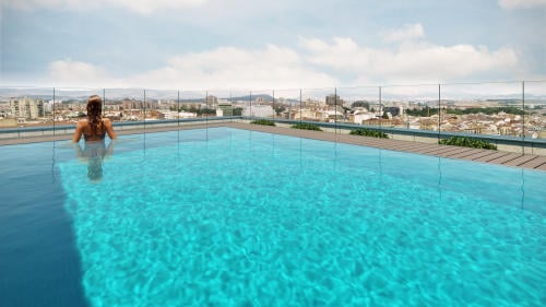 La piscina  Atalaya de AEDAS Homes en Pamplona.