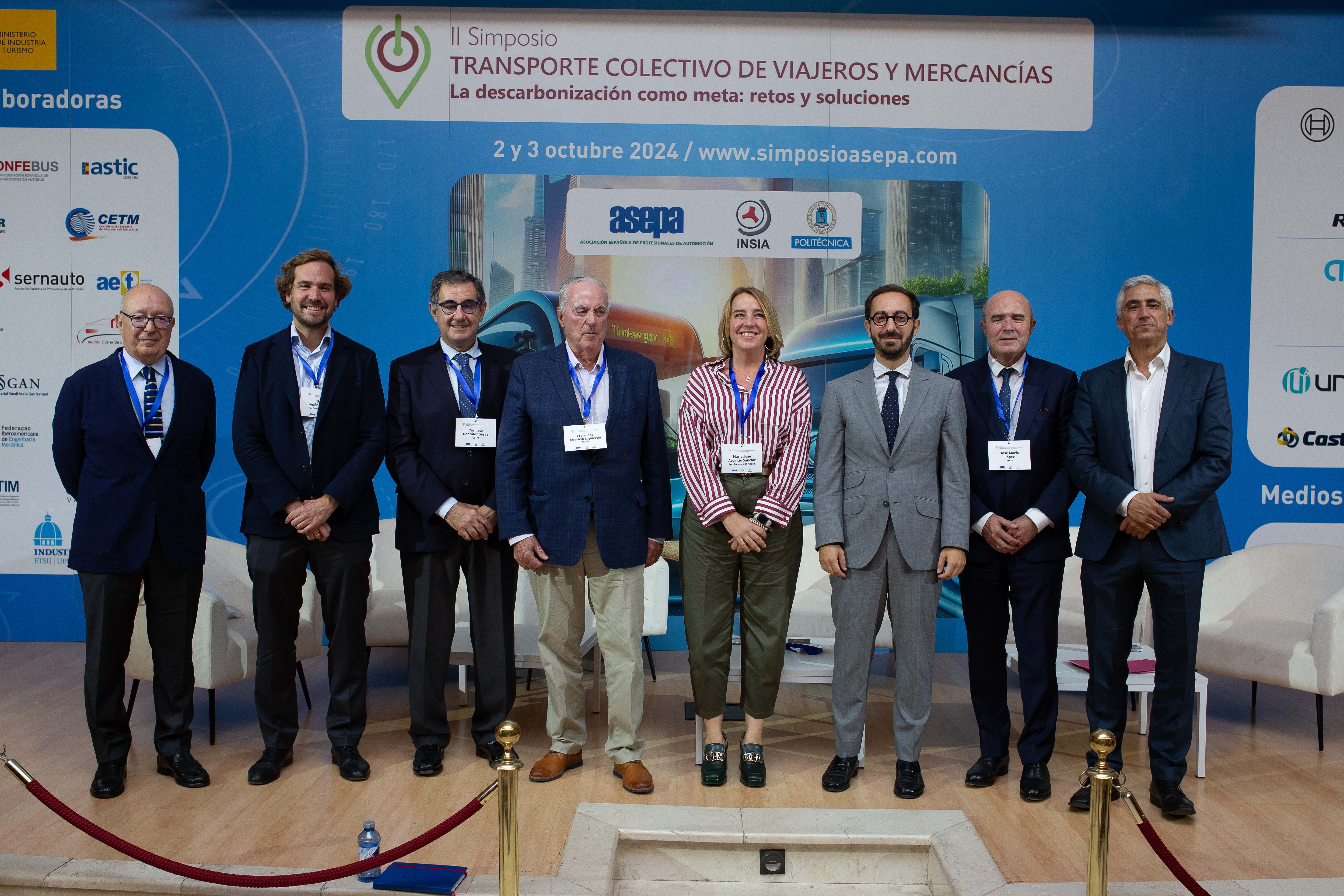 De derecha a izquierda: Javier Páez, director de INSIA; José María López, catedrático y profesor de INSIA; Jordi Llinares, director general MINTUR; María José Aparicio, Coordinadora General de Movilidad del Ayuntamiento de Madrid; Profesor Francisco Aparicio, presidente de ASEPA e INSIA; Carmelo González Zayas, vicepresidente de CETM; Borja Giménez Larraz, eurodiputado miembro del Comité de Transporte; y Sergio Piccione, asesor de comunicación de ASEPA