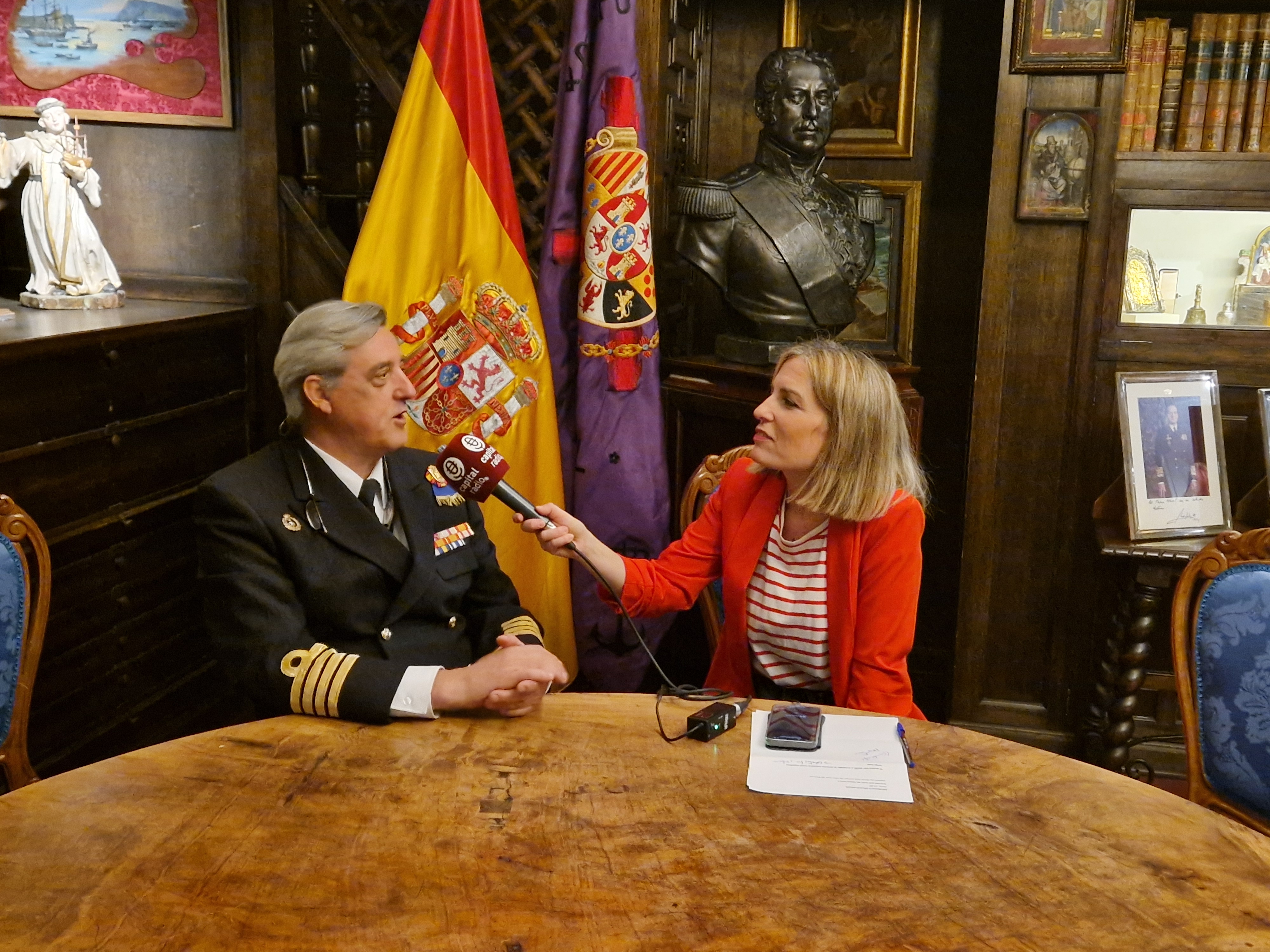 El Capitán de Navío Luis Gómez de Olea Ruiz de Bucesta durante la entrevista en el Museo Naval