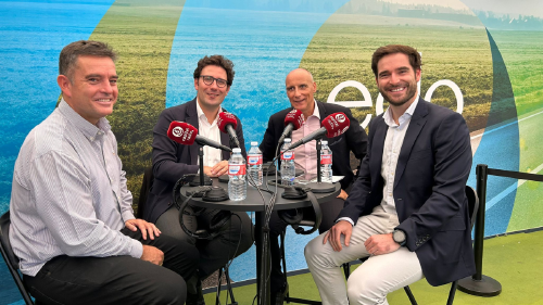 Álvaro Carrillo, director general del Instituto Tecnológico Hotelero; Javier Martínez, director de Movilidad Sostenible en EDP; Chimo Ortega; y Javier Lázaro, Country Manager de Xcharge. Álvaro Carrillo, director general del Instituto Tecnológico Hotelero; Javier Martínez, director de Movilidad Sostenible en EDP; Chimo Ortega; y Javier Lázaro, Country Manager de Xcharge.