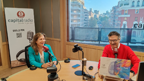 Natalia Luna, analista sénior de Columbia Threadneedle, y Luis Vicente Muñoz, CEO de Capital Radio, en los estudios centrales de la emisora. Natalia Luna, analista sénior de Columbia Threadneedle, y Luis Vicente Muñoz, CEO de Capital Radio, en los estudios centrales de la emisora.