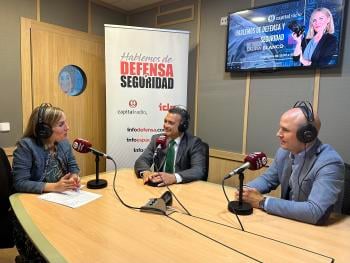 José Luis Delgado, de GMV (a la izquierda) y Abraham Olivares, de Telespazio Ibérica (en el centro) José Luis Delgado, de GMV (a la izquierda) y Abraham Olivares, de Telespazio Ibérica (en el centro)