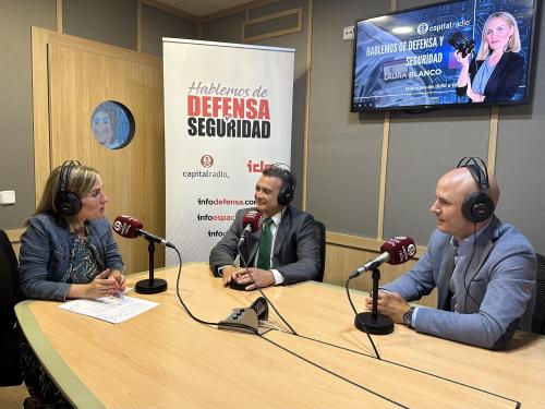 José Luis Delgado, de GMV (a la izquierda) y Abraham Olivares, de Telespazio Ibérica (en el centro)