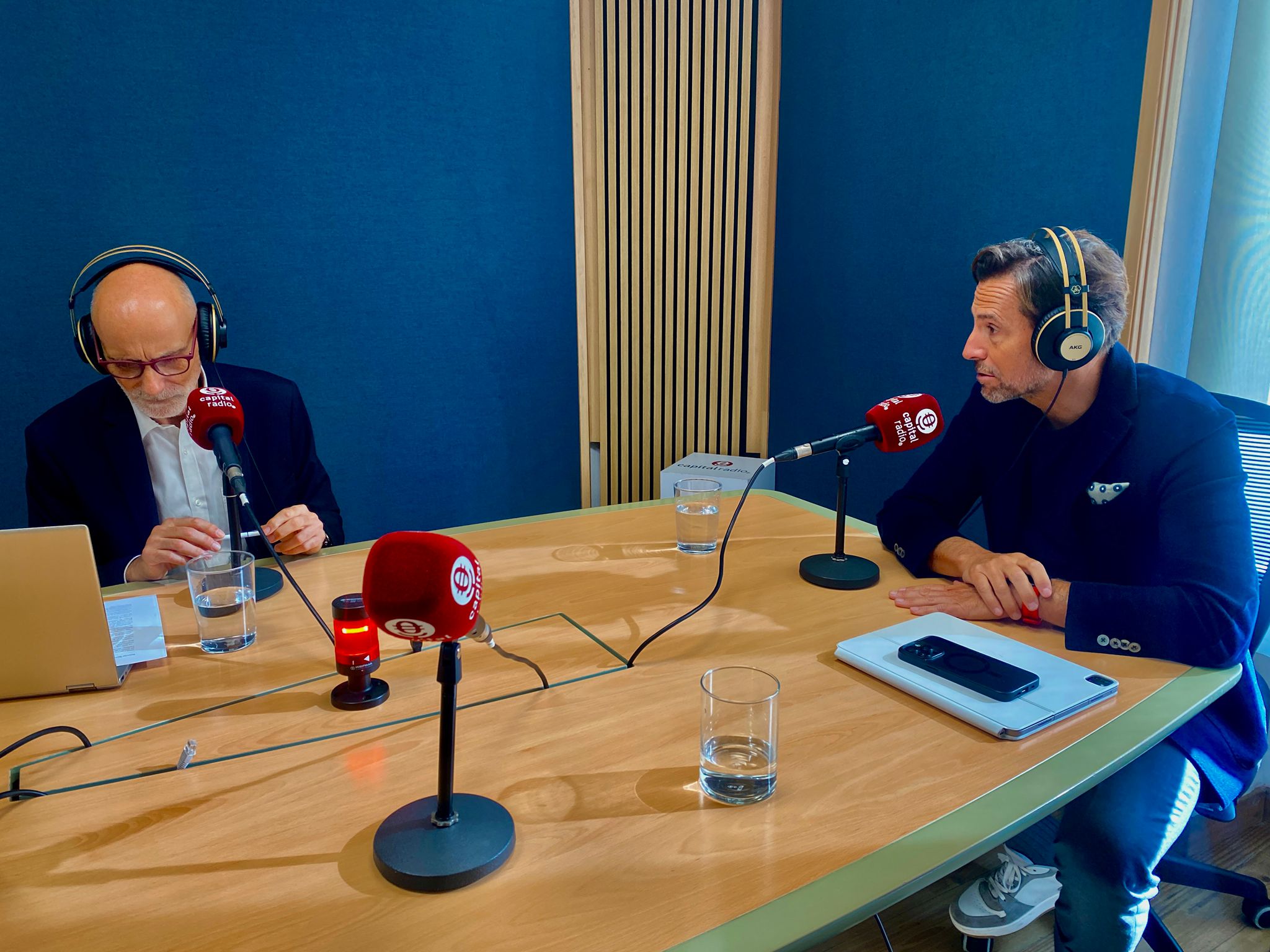 Chimo Ortega, director de Movilidad sobre Ruedas en Capital Radio; y Manuel Terroba, presidente ejecutivo de BMW Group en Espa&ntilde;a y Portugal.