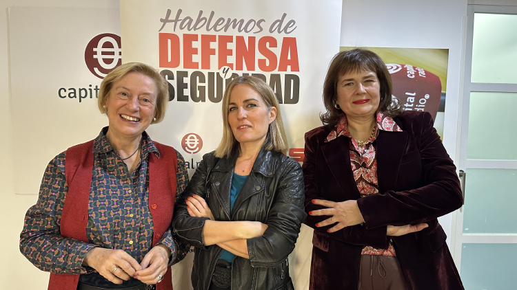 María Amor Domínguez (Alter, Grupo TÜV NORD) y Mamen Ocaña (Autek Ingeniería) con Laura Blanco