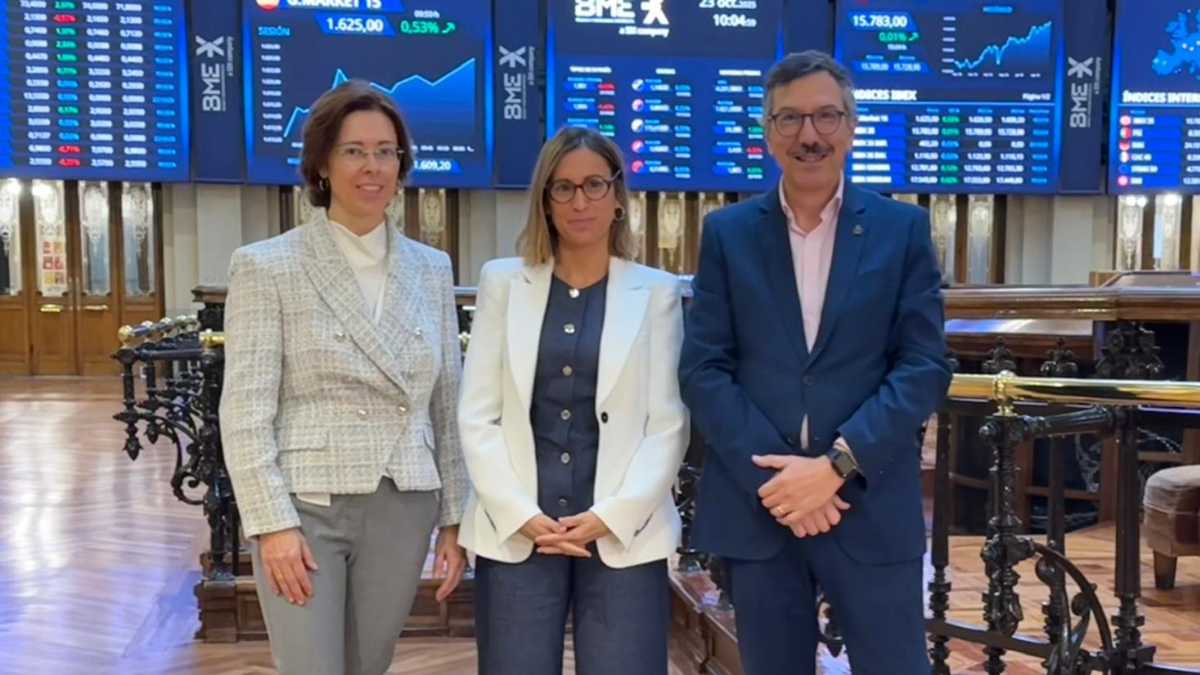 Beatriz Alonso, directora de Sostenibilidad de Surus; Candela Aldao, manager de Sostenibilidad de Mahou San Miguel; y Luis Vicente Muñoz, CEO de Capital Radio.