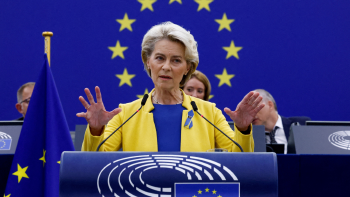 Diseño sin título (31) Ursula von der Leyen habla atril