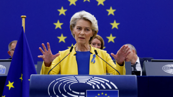 Ursula von der Leyen habla atril