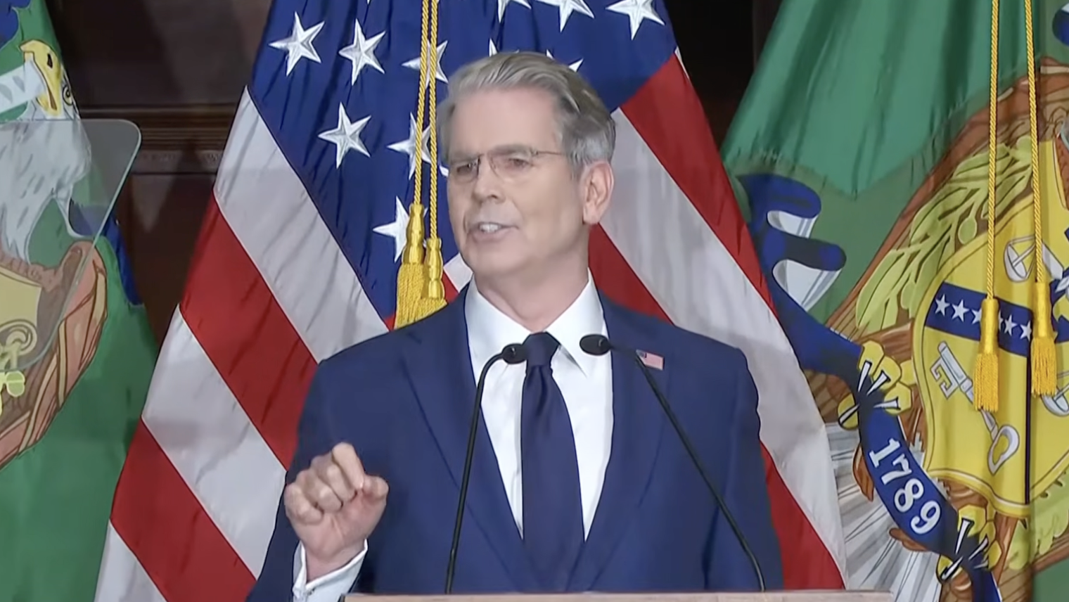 Scott Bessent, secretario de Tesoro de EEUU, explicando las sanciones a Ir&aacute;n
