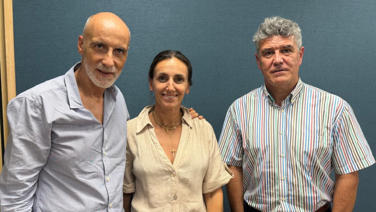 Chimo Ortega, director de Movilidad sobre Ruedas en Capital Radio; Isabel L&oacute;pez Rivadulla, directora de Marketing y Comunicaci&oacute;n en Signus Ecovalor; y Jos&eacute; Luis Rodr&iacute;guez, director del Consorcio Nacional de Industriales del Caucho y director general de la Agrupaci&oacute;n de Fabricantes de Neum&aacute;ticos (AFANE).