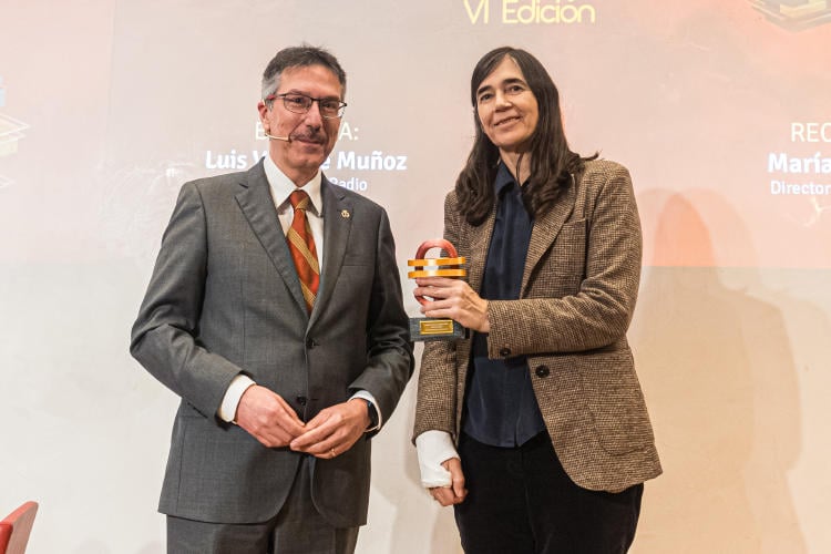 La científica María Blasco recibe el Premio Especial a la Excelencia de manos de Luis Vicente Muñoz, CEO de Capital Radio