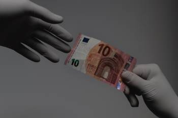 dinero y coronavirus Photo by Branimir Balogović on Unsplash dinero y coronavirus Photo by Branimir Balogović on Unsplash