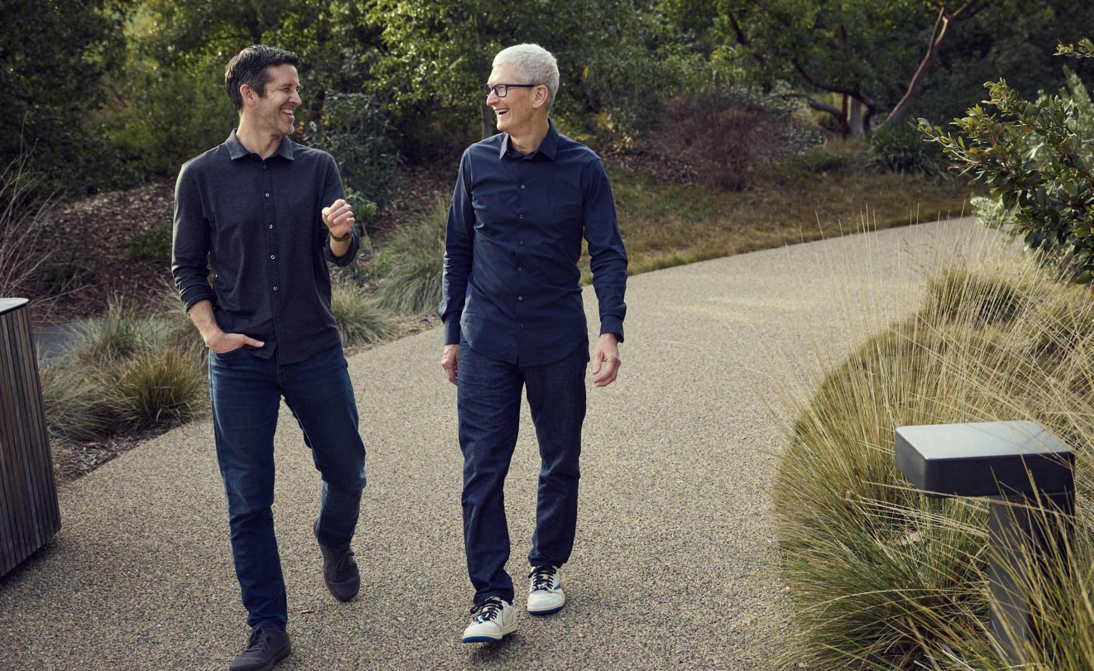 John Ternus y Tim Cook en Apple Park