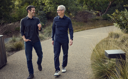 John Ternus y Tim Cook en Apple Park John Ternus y Tim Cook en Apple Park