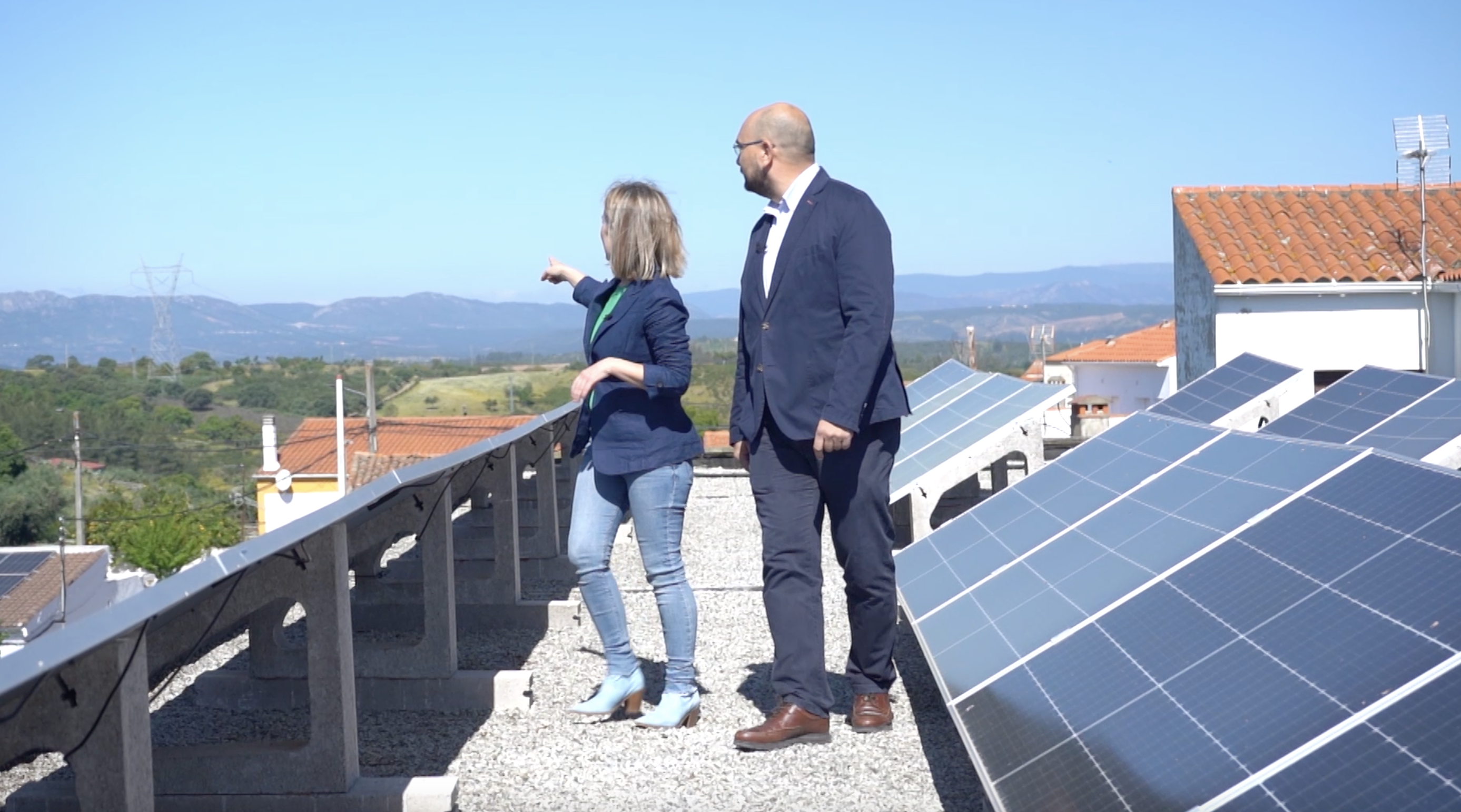 José Manuel Bellot (Renovables en Iberdrola Extremadura) explica el modelo de comunidad solar de Cedillo con Laura Blanco
