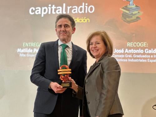 José Antonio Galdón, Dr. Ing. presidente ejecutivo en COGITI, recibe el Reconocimiento Especial a la Excelencia en Defensa de la Industria de manos de Matilde Pelegrí, pta. Grupo Senda José Antonio Galdón, Dr. Ing. presidente ejecutivo en COGITI, recibe el Reconocimiento Especial a la Excelencia en Defensa de la Industria de manos de Matilde Pelegrí, pta. Grupo Senda
