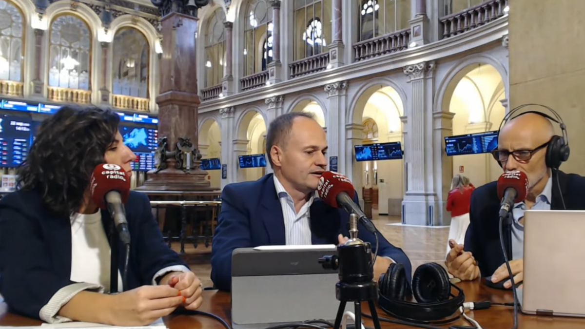 Gemma Villalba, mánager comercial del Canal BBVA Autorenting en Ayvens; Juan Antonio Prieto, responsable del Segmento PYME en la Dirección Territorial Centro en BBVA; y Chimo Ortega, director de Movilidad sobre Ruedas en Capital Radio.