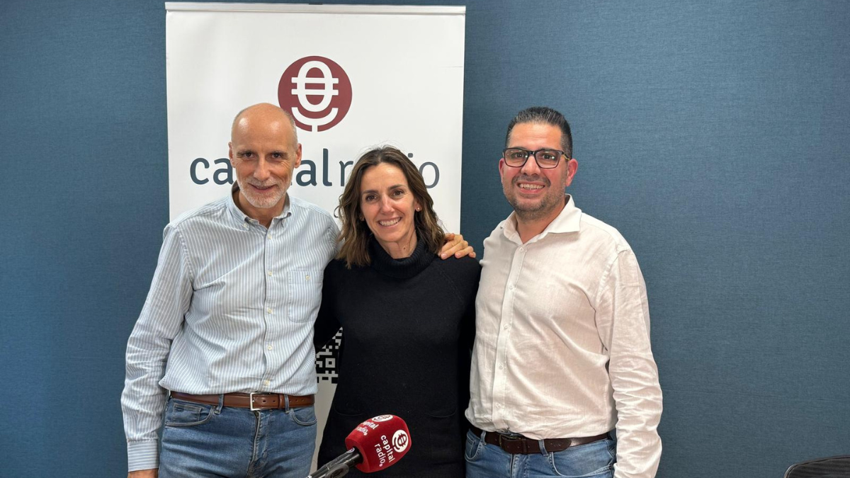 Chimo Ortega, director de Movilidad sobre Ruedas en Capital Radio; Isabel L&oacute;pez Rivadulla, directora de Comunicaci&oacute;n de Signus Ecovalor; y Fran Gonz&aacute;lez, unos de los socios del Grupo Neumastock.