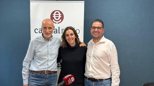 Chimo Ortega, director de Movilidad sobre Ruedas en Capital Radio; Isabel López Rivadulla, directora de Comunicación de Signus Ecovalor; y Fran González, unos de los socios del Grupo Neumastock. Chimo Ortega, director de Movilidad sobre Ruedas en Capital Radio; Isabel López Rivadulla, directora de Comunicación de Signus Ecovalor; y Fran González, unos de los socios del Grupo Neumastock.
